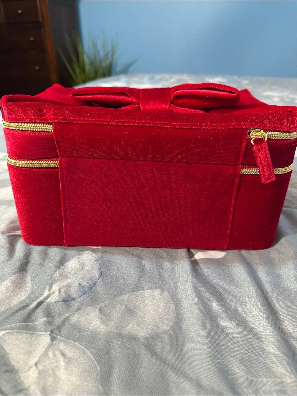 NWOT Estee Lauder Red Velvet Bow Holiday Train Cosmetic/Travel Case ♥️♥️♥️